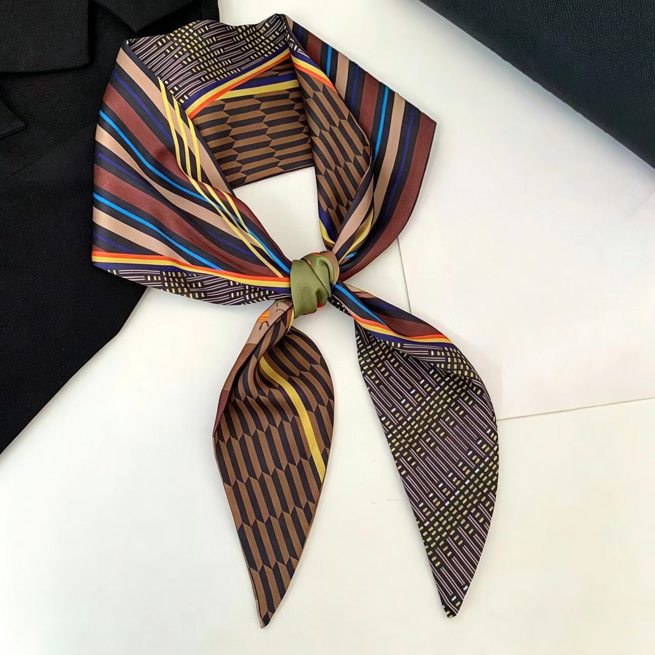 Face Scarf Mask - Luksusowa Apaszka Jedwabna z Długim Wzorem,